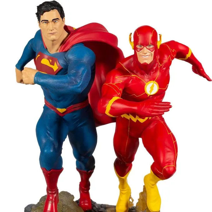 https://www.fortalezadelasoledad.com/imagenes/2022/04/07/DCBattle-Superman-Flash-Racing-Statue1.webp