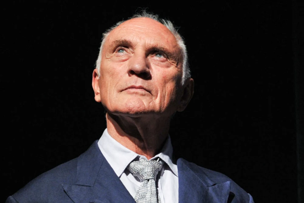 https://www.fortalezadelasoledad.com/imagenes/2025/08/16/250817-Terence-Stamp-vl-1123a-96d3b7.webp