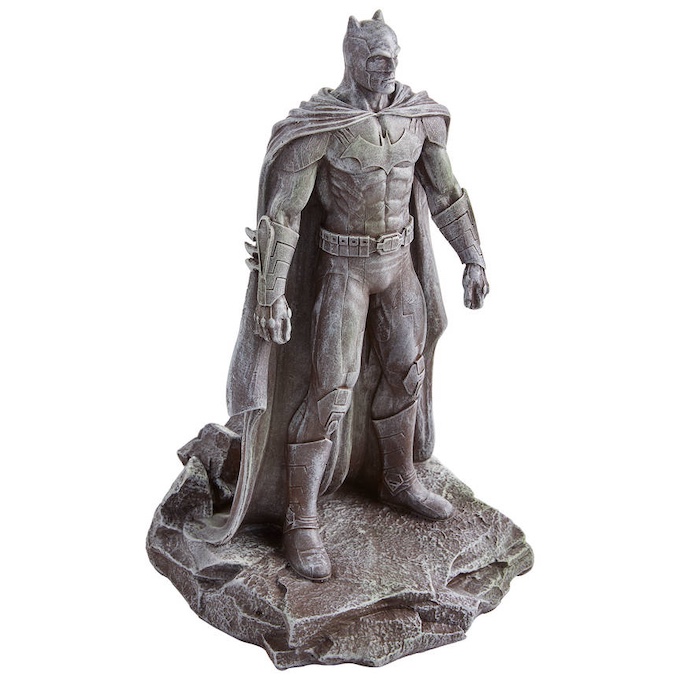 https://www.fortalezadelasoledad.com/imagenes/2025/09/17/GardenStatue-Batman.jpeg