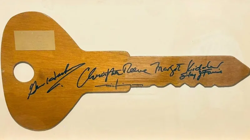 https://www.fortalezadelasoledad.com/imagenes/2026/09/30/Superman_IV_Signed_Key.webp