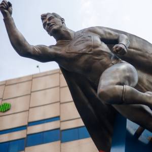Estatua de Superman y plaza de homenaje inaugurada en Cleveland, Ohio