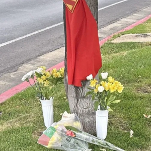 Capa de Superman cubre monumento en memoria de hombre que salvó a su esposa
