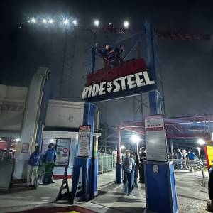 Icónica montaña rusa de Superman se despide con un fallo en último día de Six Flags America