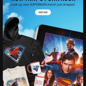 Nueva mercancía de la película “Superman” en la tienda de DC