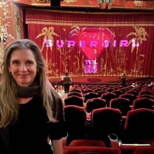 Actriz original de Supergirl, Helen Slater, elogia interpretación de Milly Alcock como la heroína kryptoniana