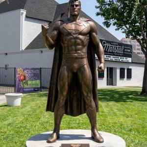 Planes para estatuas de Superman y Krypto para la creciente Ruta de Superhéroes de DC en Burbank