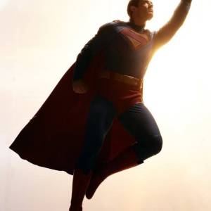 Fotos promocionales inéditas de la película de “Superman” revelan nuevos vistazos a Corenswet, Brosnahan y Hoult