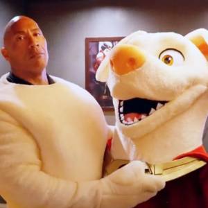 Dwayne Johnson sorprende a la audiencia en cine en estreno de “DC League of Super-Pets”
