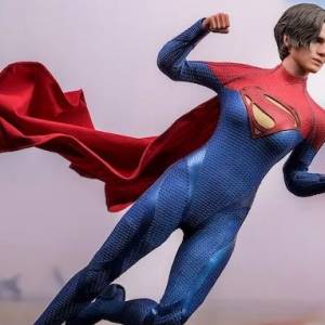 Figura de Supergirl de “The Flash” de un sexto de escala por Hot Toys