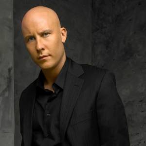 Michael Rosenbaum felicita a Nicholas Hoult: “Serás un grandioso Lex Luthor”